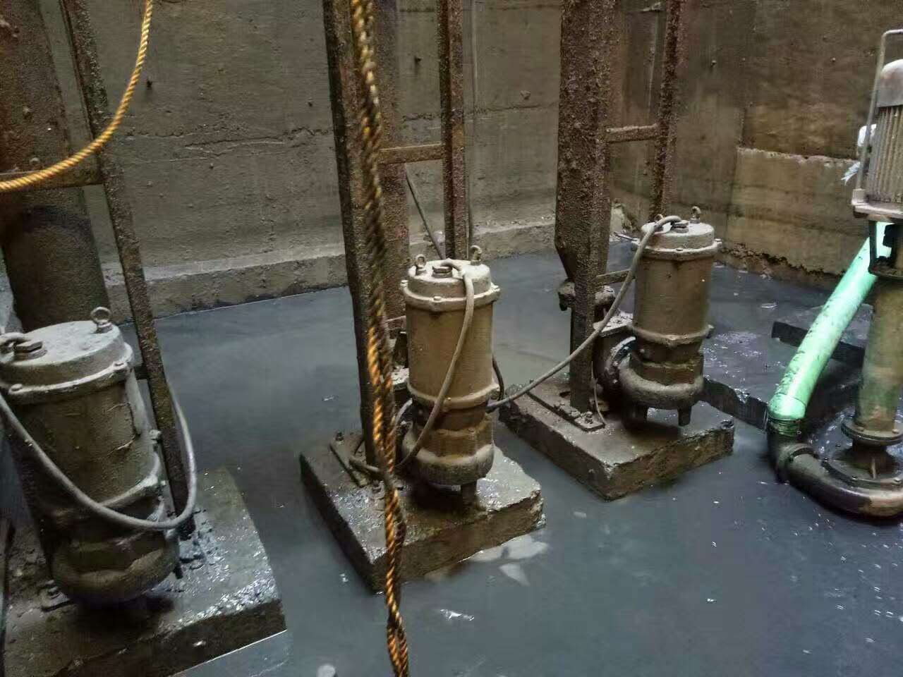 德宏污水池清理